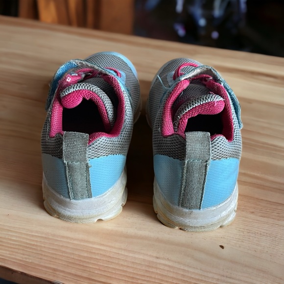 Sky blue  size 9 toddler gym shoe no brand, pink inside - Picture 5 of 8